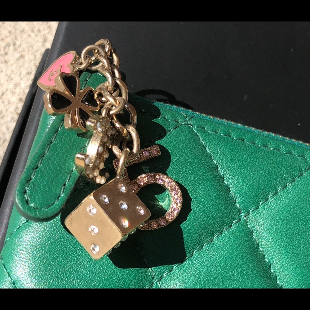 Chanel green Lambskin quilted clutch with Charm - Picture 2 of 4
